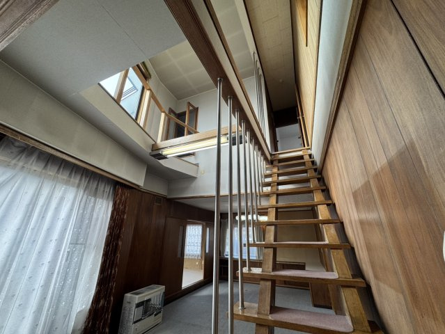 【愛国西2丁目戸建て】ゆとりの敷地と間取りで理想の暮らしを叶える住まい♪の居間・リビング|天窓と吹き抜けで採光良好な、木製階段