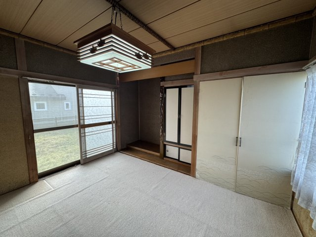 【愛国西2丁目戸建て】ゆとりの敷地と間取りで理想の暮らしを叶える住まい♪の和室|和の趣きを感じる、庭に面した落ち着いた居室