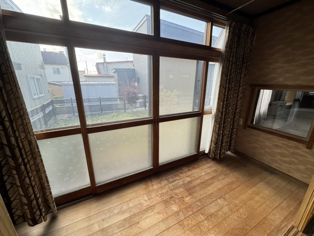 【愛国西2丁目戸建て】ゆとりの敷地と間取りで理想の暮らしを叶える住まい♪の和室|日当たり良好！広縁の開放的な窓際空間