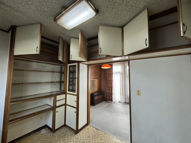 【愛国西2丁目戸建て】ゆとりの敷地と間取りで理想の暮らしを叶える住まい♪のキッチン|ガラス棚と吊り戸棚付き！収納力抜群の空間