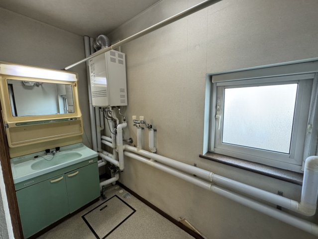 【愛国西2丁目戸建て】ゆとりの敷地と間取りで理想の暮らしを叶える住まい♪の洗面所|給湯器スペースのある、機能的な洗面脱衣所