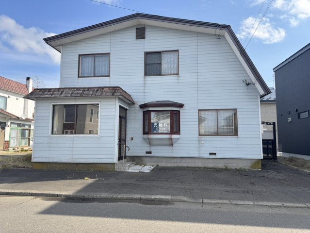 【愛国西2丁目戸建て】ゆとりの敷地と間取りで理想の暮らしを叶える住まい♪の外観|駐車スペース付き！日当たり良好な2階建て戸建