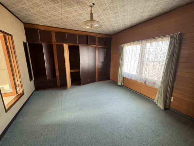 【愛国西2丁目戸建て】ゆとりの敷地と間取りで理想の暮らしを叶える住まい♪の洋室|大きな窓と豊富な収納が魅力の、明るい洋室