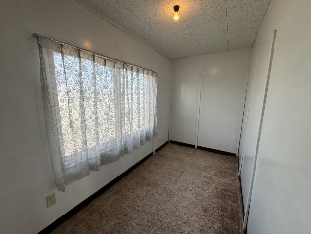 【愛国西2丁目戸建て】ゆとりの敷地と間取りで理想の暮らしを叶える住まい♪の洋室|リフォームしやすいシンプルな壁と間取り