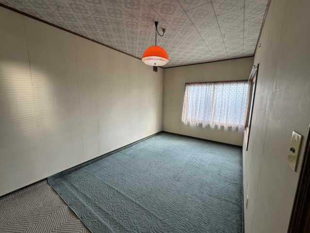 【愛国西2丁目戸建て】ゆとりの敷地と間取りで理想の暮らしを叶える住まい♪の洋室|レトロな照明がアクセント！広々とした洋室