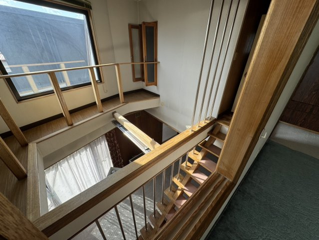【愛国西2丁目戸建て】ゆとりの敷地と間取りで理想の暮らしを叶える住まい♪のその他|木製の階段と手すりが温かい、開放的な吹き抜け