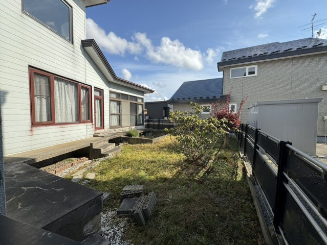 【愛国西2丁目戸建て】ゆとりの敷地と間取りで理想の暮らしを叶える住まい♪の庭|家庭菜園も楽しめる！青空の下の広いお庭