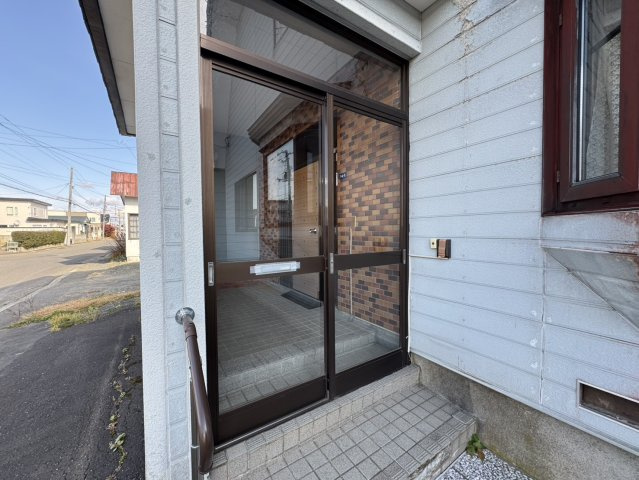 【愛国西2丁目戸建て】ゆとりの敷地と間取りで理想の暮らしを叶える住まい♪の玄関|採光性の高い玄関扉！明るく開放的なエントランス