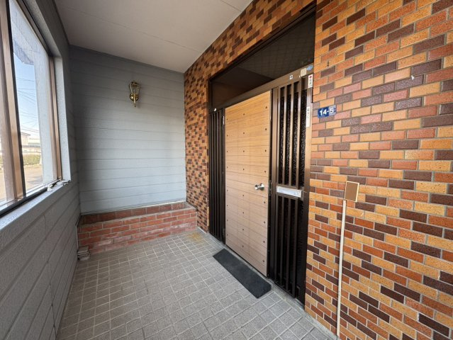 【愛国西2丁目戸建て】ゆとりの敷地と間取りで理想の暮らしを叶える住まい♪の玄関|レンガ調とポーチ灯がお洒落な、屋根付き玄関