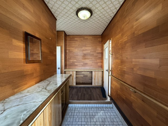 【愛国西2丁目戸建て】ゆとりの敷地と間取りで理想の暮らしを叶える住まい♪の玄関|大理石風カウンター付き！収納力のある玄関ホール