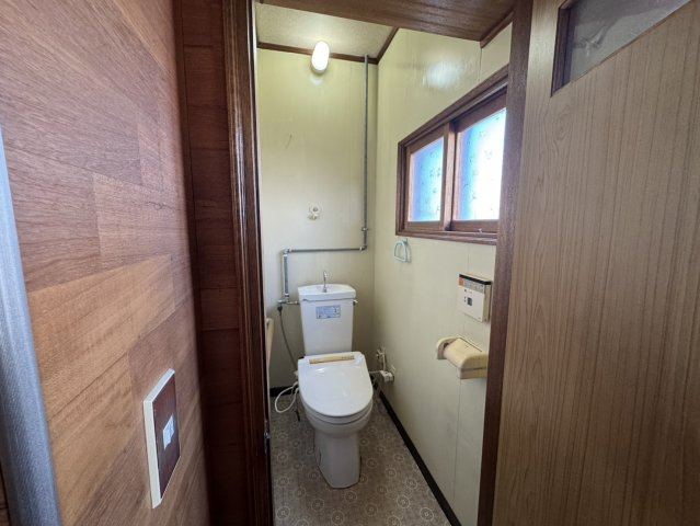 【愛国西2丁目戸建て】ゆとりの敷地と間取りで理想の暮らしを叶える住まい♪のトイレ|温水洗浄便座付き！小窓で換気もバッチリ