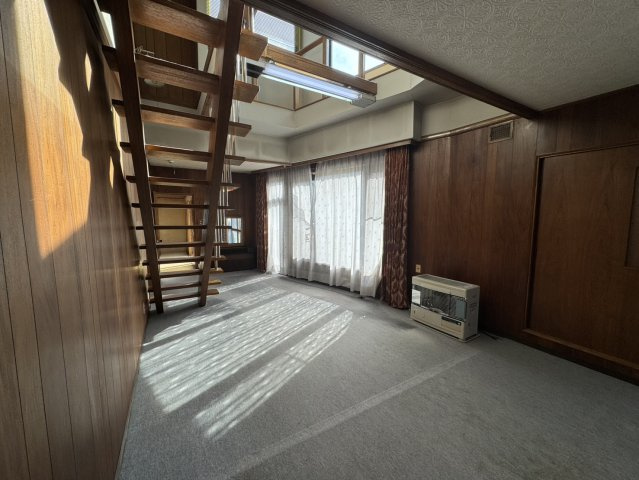 【愛国西2丁目戸建て】ゆとりの敷地と間取りで理想の暮らしを叶える住まい♪の居間・リビング|開放感のある吹き抜け♪