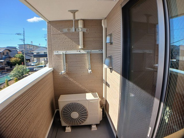 フローラルコートＡのバルコニー|外からの目が気にならないバルコニーで洗濯物が干せます