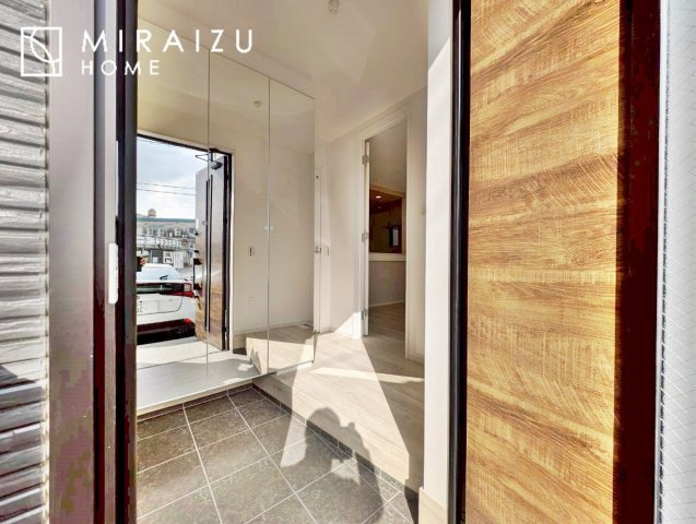 【前面道路含む現地写真】 | プライバシー性と開放感を高める住環境。陽当たりの良い開かれたロケーションを活かし、心地よい暮らしをプランニング
