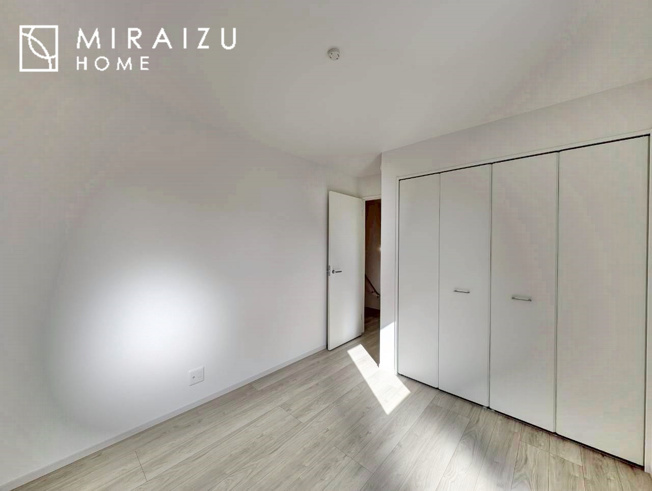 【その他】 | 3口コンロ付きなので、お料理がすごくはかどります。煮込み料理をしながら、焼き物や汁物などをパパパッとお料理可能です。コンロの数が多いことで時短料理も可能になるのが嬉しいですね。
