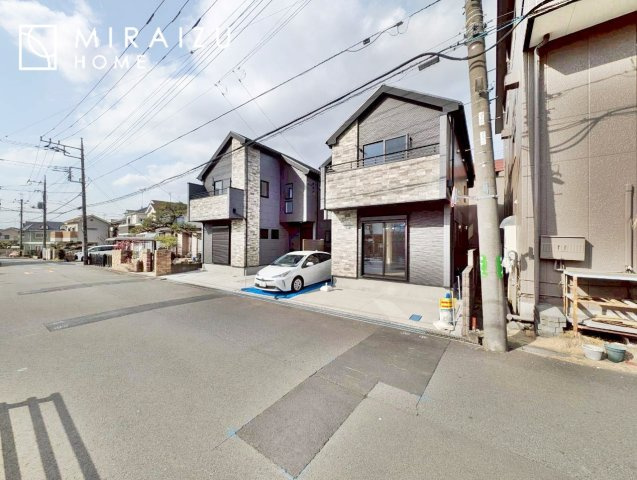 【外観】 | 青く澄み渡った綺麗な空と、陽の光をたっぷりと受ける、そんな新築住宅で新生活をスタートしてみませんか？見学・ご相談等、ミライズホーム(株)までお気軽にご連絡下さい。