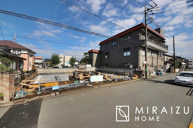 【外観】 | 青く澄み渡った綺麗な空と、陽の光をたっぷりと受ける、そんな新築住宅で新生活をスタートしてみませんか？見学・ご相談等、ミライズホーム(株)までお気軽にご連絡下さい。