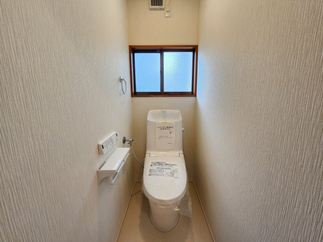 山形市小白川町五丁目1番2のトイレ|1階に2つ、2階に1つございます。新品交換済みです
