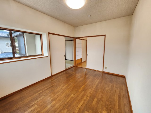 山形市小白川町五丁目1番2の洋室
