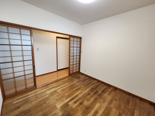 山形市小白川町五丁目1番2の洋室
