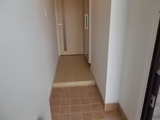 【玄関】 | ビオーラ・悠　Ｂ | 収納もある玄関です