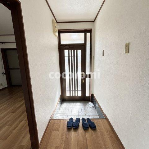 伊加賀緑町貸家の玄関