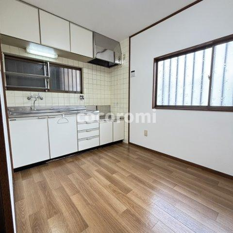 伊加賀緑町貸家の居間・リビング