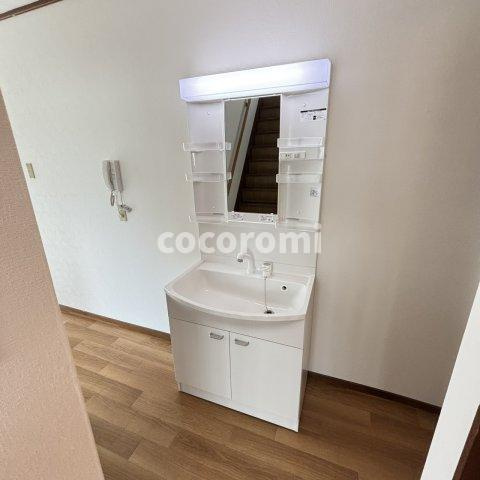 伊加賀緑町貸家の洗面所