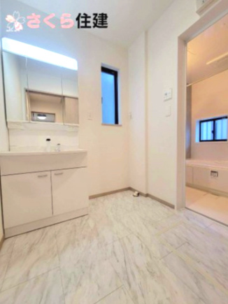 ハートフルタウン上戸祭町2期　Ｂ号棟の独立洗面台|三面鏡化粧台は鏡の裏までたっぷり収納が可能です◎