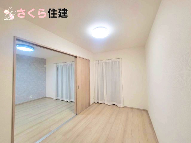 ハートフルタウン上戸祭町2期　Ｂ号棟の洋室|リビング隣の5帖の洋室は小さなお子様の遊びのスペースとしても活用いただけます♪