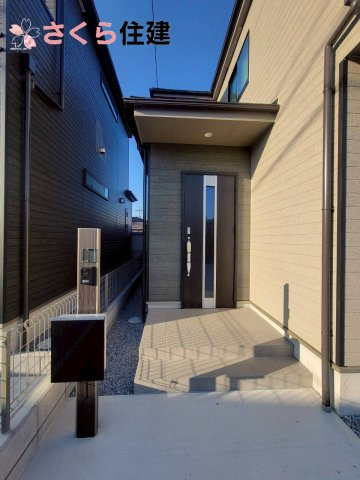 ハートフルタウン上戸祭町2期　Ｂ号棟の玄関|ポスト、インターフォン、表札が一体となった外構です◎