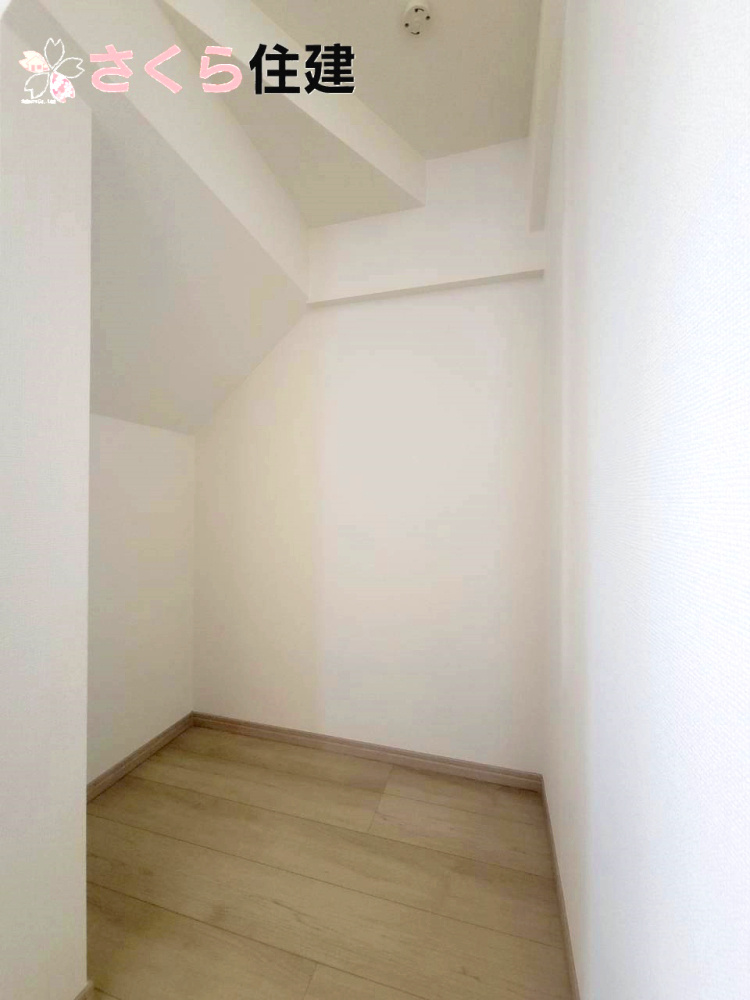 ハートフルタウン上戸祭町2期　Ｂ号棟の収納|階段下を有効活用したパントリー◎日用品のストック収納にピッタリです◎