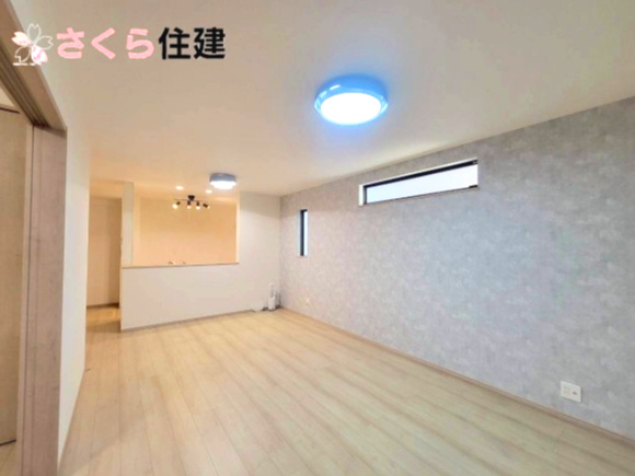 ハートフルタウン上戸祭町2期　Ｂ号棟の居間・リビング|隣りの洋室とあわせると21帖の広々空間◎