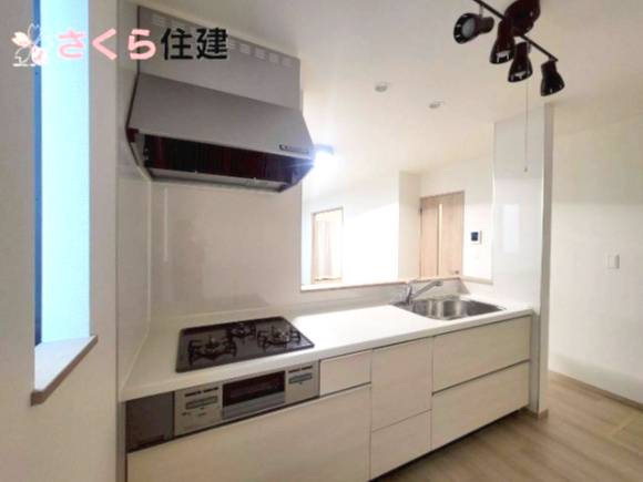 ハートフルタウン上戸祭町2期　Ｂ号棟のキッチン|対面式システムキッチンは3口コンロでお料理もはかどります♪