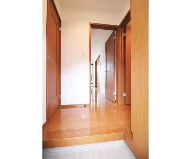 ライズ新杉田の玄関