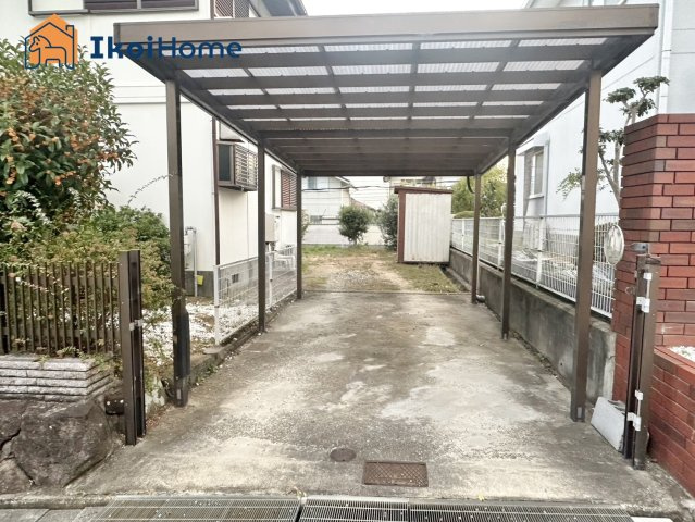 神戸市西区狩場台1丁目　中古戸建の駐車場|●年中無休：当日予約可●お車3台駐車可！大事なお車を強い日差しや雨から守ってくれるカーポート付！