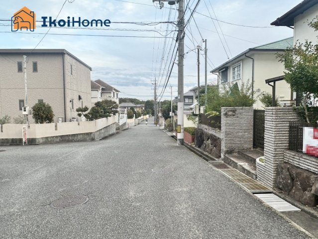 神戸市西区狩場台1丁目　中古戸建の前面道路含む現地写真|●年中無休：当日予約可●北東側前面道路は幅員約5.8ｍ、交通量少な目で安心の住環境です。