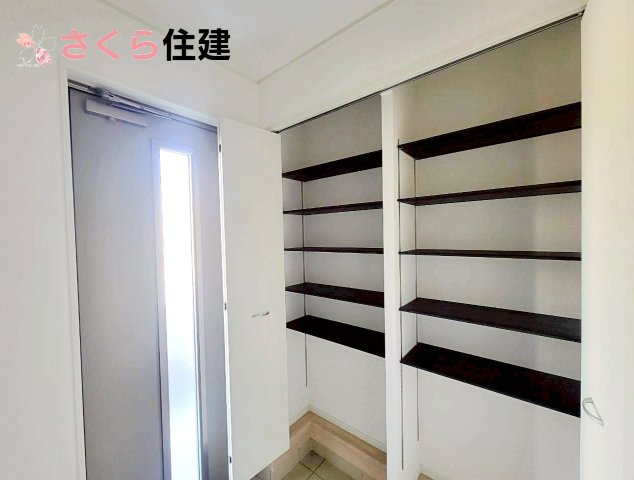 クレイドルガーデン清原台第6　1号棟の玄関|玄関収納は家族全員分の靴も収納可能な大容量収納になります◎