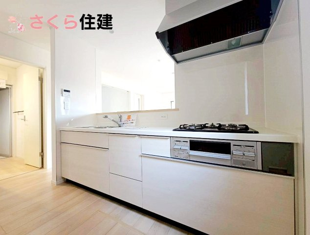 クレイドルガーデン清原台第6　1号棟のキッチン|三口コンロは複数の調理ができるので時短になります◎