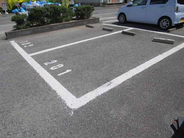 サンハイム西海の駐車場