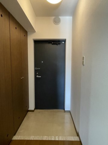 ヴェスティビュール西新井の玄関|退去前につき、別部屋同タイプの室内写真になります（※写真と現況が異なる場合は現況を優先致します）