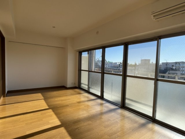 ヴェスティビュール西新井の居間・リビング|退去前につき、別部屋同タイプの室内写真になります（※写真と現況が異なる場合は現況を優先致します）