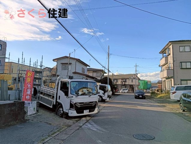クレイドルガーデン清原台第6　2号棟の前面道路含む現地写真|並列で2台駐車が可能です◎前面道路は10ｍで駐車の際も安心です♪