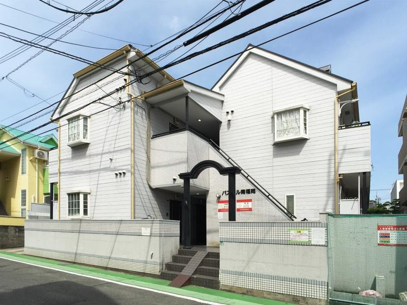 福岡市博多区光丘町１丁目のアパートのエントランス