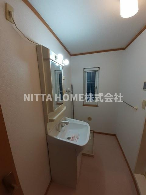 ディモーラＢの洗面所|シャワー付きの洗面台朝の準備も楽々です◇