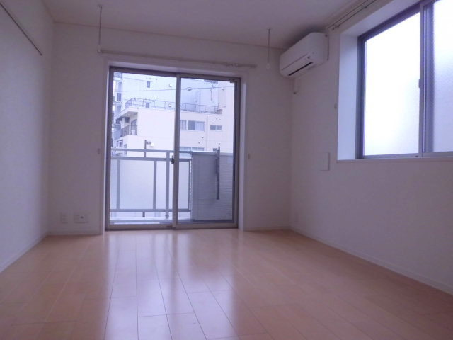 横浜ミナトハイムの居間・リビング|解放感のあるフローリングの洋室７．２帖