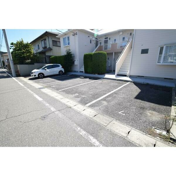 クレセントカーサの駐車場