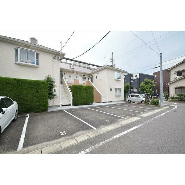 クレセントカーサの駐車場