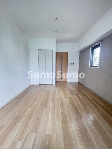 グレイス難波南の寝室|広くて明るい寝室