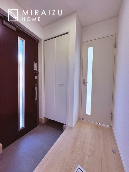 【外観】 | 青く澄み渡った綺麗な空と、陽の光をたっぷりと受ける、そんな新築住宅で新生活をスタートしてみませんか？見学・ご相談等、ミライズホーム(株)までお気軽にご連絡下さい♪